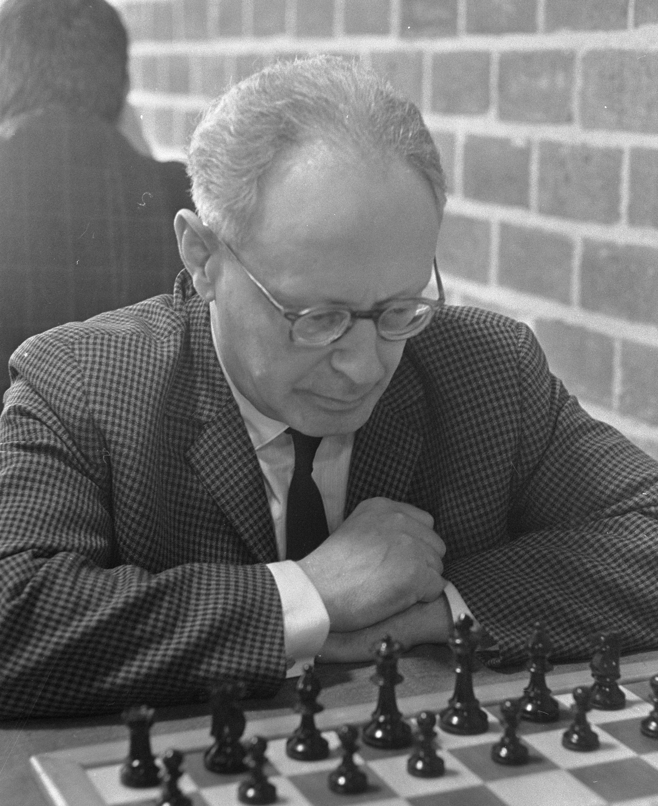 Mijaíl Botvinnik en pleno análisis
