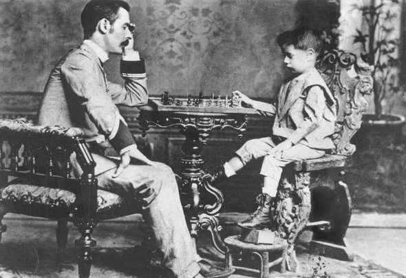 Niño prodigio jugando