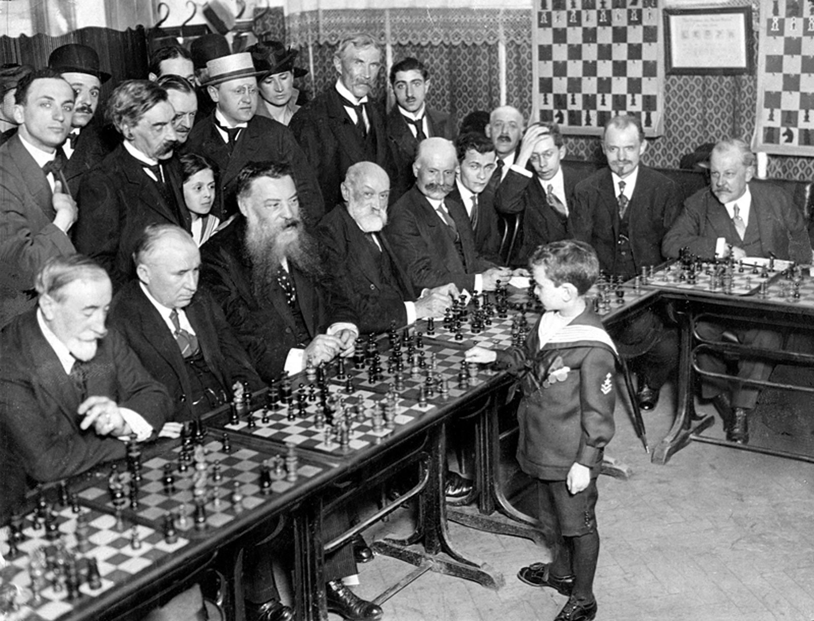 Joven prodigio analizando